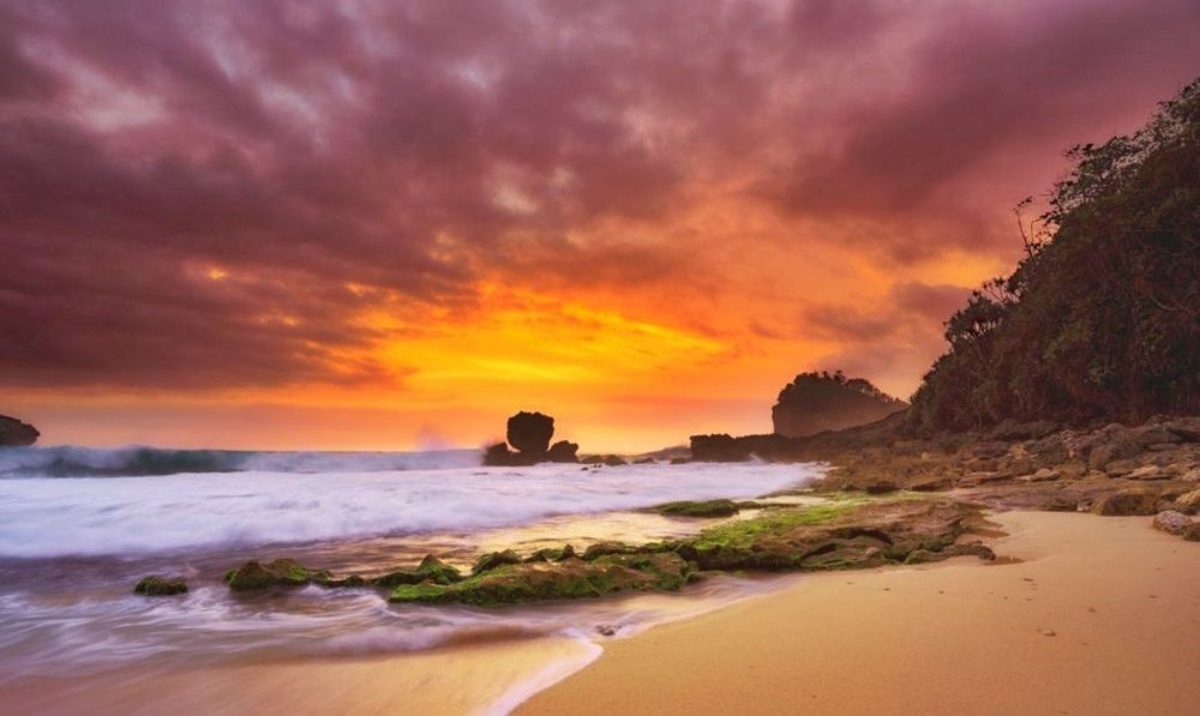 5 Pantai Untuk Berburu Matahari Senja Di Malang Raya