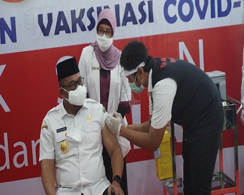 Gubernur Maluku Orang Pertama Divaksinasi COVID-19 1 Gubernur Maluku Orang Pertama Divaksinasi COVID-19
