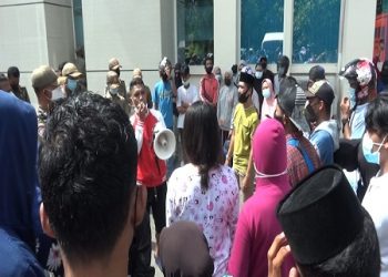 Warga Pulau Buru Demo