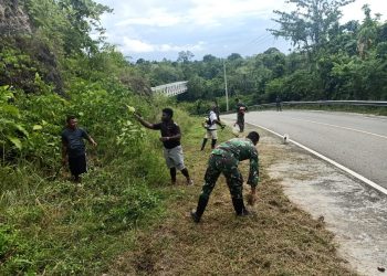 Warga Diajak Satgas Bersihkan Jalan Lingkungan Perbatasan RI-PNG