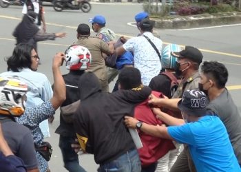 Demo PPKM: Mahasiswa Menolak Dibubarkan Diamankan Polisi