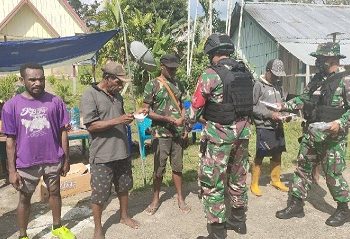 Cegah COVID-19, Satgas Bagi Masker Untuk Warga di Perbatasan RI-PNG