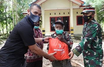 Sambut HUT Ke-76 RI, Satgas TNI Bagi Sembako Kepada Warga Mimika