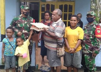 TNI Koramil 1710-02 Beri Paket Sembako Kepada Tokoh Agama di Timika