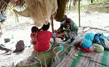 Satgas Yonif 611/Awang Long Beri Pelayanan Kesehatan Gratis Kepada Warga Papua