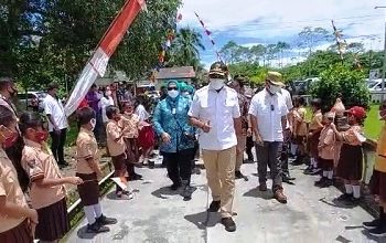 Bupati Tinjau Pemberian Vaksinasi Di Kecamatan TNS Dan Teluk Elpaputih