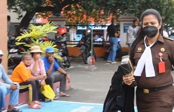 Sidang YAB, JPU Hadirkan Barang Bukti Puluhan Karton Berisi Uang Jadi-Jadian.