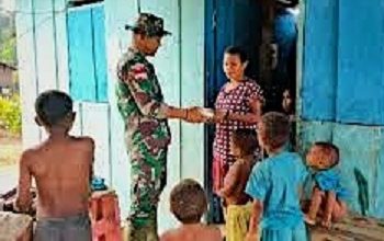 Prajurit TNI Bagi Sembako Ke Rumah Warga di Perbatasan RI-PNG