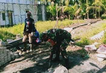 TNI Babinsa Bantu Pembuatan Bangunan Rumah Warga Sawara Jaya SP 6 Waropen