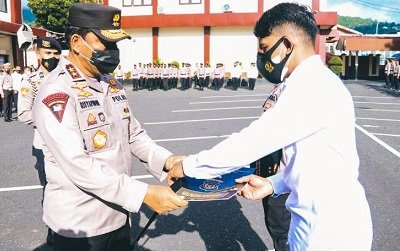 Dukung Percepatan Vaksinasi COVID-19, Kapolda Malut Beri Penghargaan Untuk 49 Personel 1 Dukung Percepatan Vaksinasi COVID-19, Kapolda Malut Beri Penghargaan Untuk 49 Personel