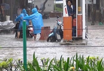 Jalan AY Patty Kota Ambon Langgangan Banjir