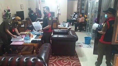 Lengkapi Bukti Tambahan Tim Penyidik Kejati Maluku Geledah Kantor Setda SBB 1 Lengkapi Bukti Tambahan Tim Penyidik Kejati Maluku Geledah Kantor Setda SBB