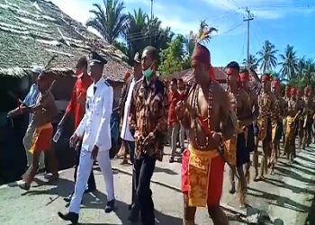 Prosesi Adat Warnai Pelantikan Yance Tuhehay Sebagai Kepala KPN Kamarian
