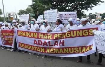 Ratusan Warga Pelauw Korban Konflik Demo Tuntut Keadilan