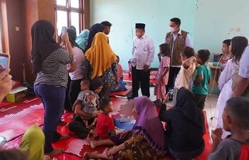 Gubernur Malut Kunjungi Korban Gelombang Pasang di Kota Ternate