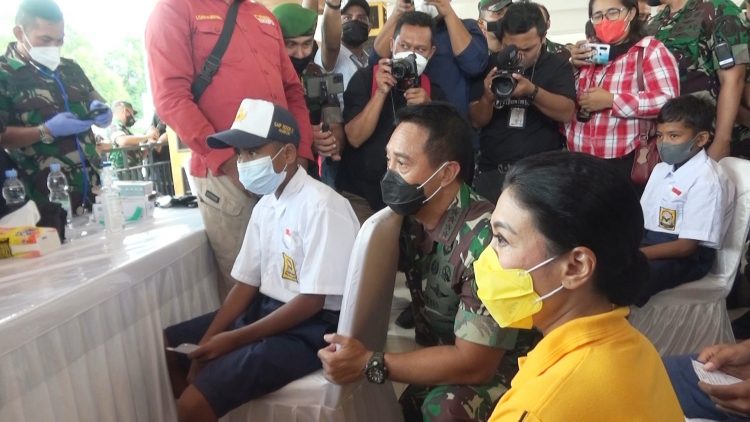 Kunker Di Ambon, Panglima Tinjau Selebrasi Vaksinasi di Lapangan Merdeka