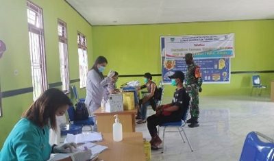 Personel TNI Dampingi Pelaksanaan Vaksinasi COVID-19 Untuk Warga Deiyai