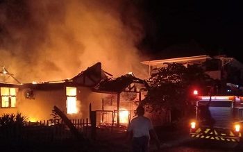 Kebakaran Di Kawasan BTN Wayame Hanguskan Dua Rumah Warga