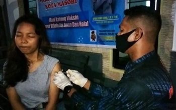 Polsek Kota Masohi Gelar Vaksinasi Malam, Sasar Pengunjung Kuliner Pantai Ina Marina