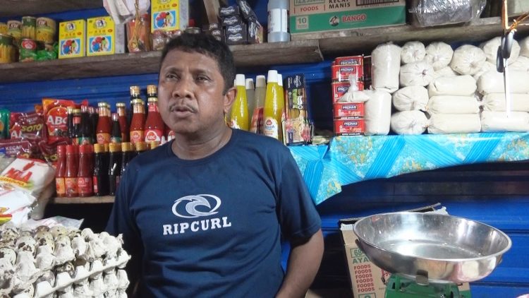 Pedagang Pasar Mardika Jual Minyak Goreng Rp 20.000 Per Liter