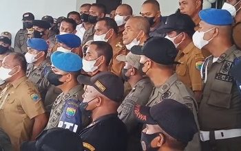 Warga Demo Desak Bupati SBB Batalkan Loki Sebagai Desa Adat