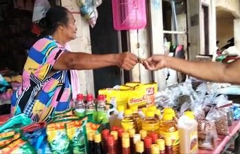 Warga Masohi Mengeluh Minyak Goreng Mahal