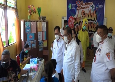 Berita Ambon – Sebanyak 6.400 anak usia 6 – 11 tahun telah menerima suntikan vaksinasi Covid-19 dosis pertama saat digelar vaksinasi masal di sejumlah Sekolah Dasar (SD) yang ada di kota Ambon.