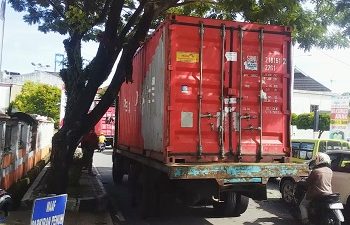 Beroperasi Pada Jam Yang Dilarang, Truk Kontainer Tabrak Dahan Pohon di Jalan Sultan Hairun