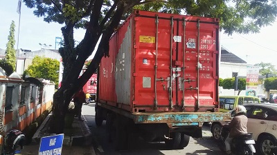 Beroperasi Pada Jam Yang Dilarang, Truk Kontainer Tabrak Dahan Pohon Di ...