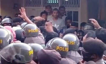Protes Warga Warnai Prosesi Pengukuhan "Ina Latu Hatukau" Negeri Batumerah