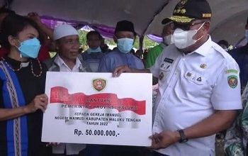 Panen Raya Padi Gubernur Murad Serahkan Bantuan Kepada Petani