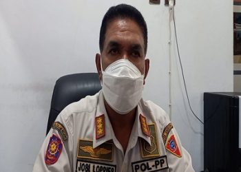 Dinilai Langgar Perda, Satpol PP Kota Ambon Turunkan Puluhan Baleho JAR
