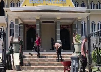 Aparat Gabungan Lakukan Bakti Sosial Bagi Warga Desa Kariuw