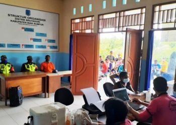 Personel TNI Dampingi Nakes Gelar Vaksinasi COVID-19 di Biak