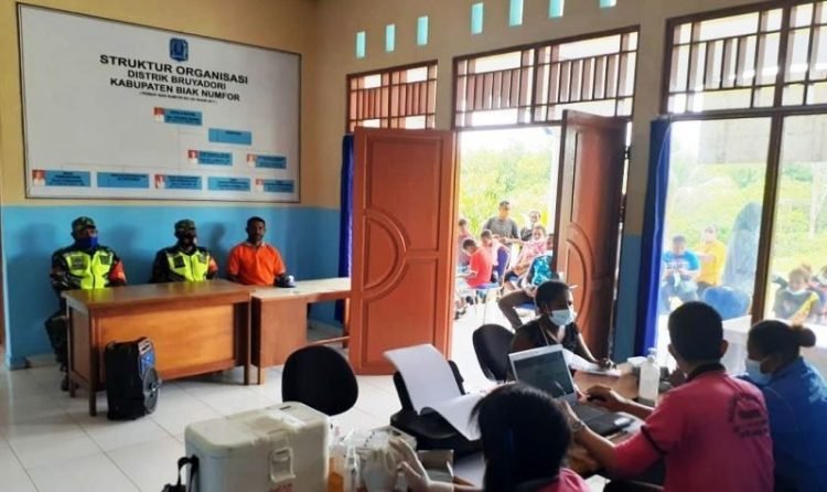 Personel TNI Dampingi Nakes Gelar Vaksinasi COVID-19 di Biak 1 Personel TNI Dampingi Nakes Gelar Vaksinasi COVID-19 di Biak