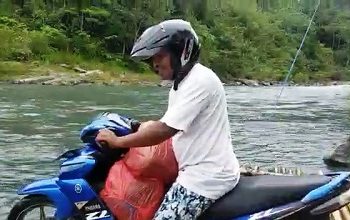 Rakit Jadi Sarana Transportasi Penyeberangan Warga Pegunungan di SBB