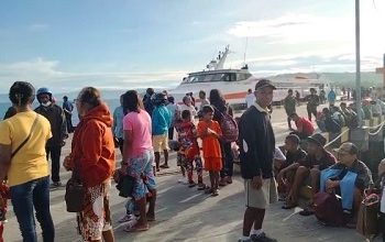 Arus Penumpang Di Pelabuhan Amahai Pada H-3 Terpantau Ramai