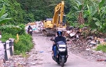 DLHP Kota Ambon Kerahkan 15 Truk dan Exavator Bersikan Gunungan Sampah di Ahuru