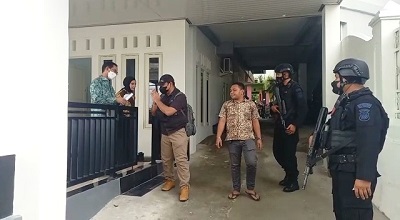 Rumah Wawali dan Dinkes Ambon Di Geledah Penyidik KPK Sita Dokumen Penting