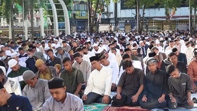 Sholat Ied di Masjid Al Fatah Dihadiri Ribuan Umat Ambon Mengular Hingga Jalanan 1 Sholat Ied di Masjid Al Fatah Dihadiri Ribuan Umat Ambon Mengular Hingga Jalanan
