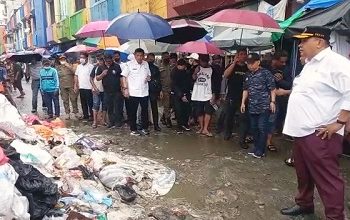 Awali Tugas Dari Pasar Mardika, Penjabat Walikota Minta Warga Buang Sampah Sesuai Aturan
