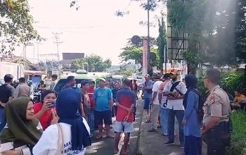 Puluhan Sopir Angkot Demo Tolak Penetapan Jalur Trayek Baru