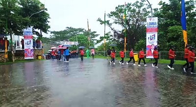 Hujan Tidak Mengendorkan Semangat Peserta LGJ Menyongsong HUT Kota Ambon 447 1 Hujan Tidak Mengendorkan Semangat Peserta LGJ Menyongsong HUT Kota Ambon 447