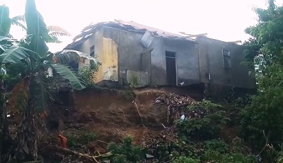 Empat Rumah Warga Dusun Kelapa Dua Ambruk Akibat Air Pasang
