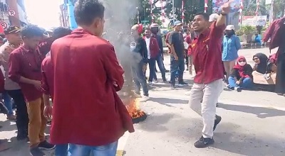 Aksi Bakar Ban dan Saling Dorong Warnai Demo BBM di Maluku 1 Aksi Bakar Ban dan Saling Dorong Warnai Demo BBM di Maluku