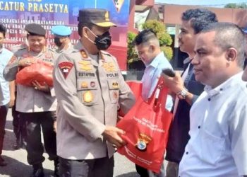 Polda Malut Bagikan 2.000 Paket Sembako Untuk Warga Terdampak Kenaikan BBM