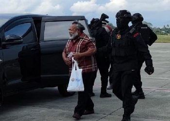 Tim Penyidik KPK Terbangkan Bupati Mimika Naik Pesawat Komersil