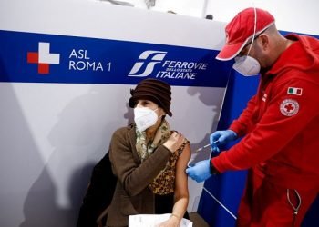 Italia Akan Cabut Larangan Kerja Bagi Nakes yang Tidak Divaksin COVID