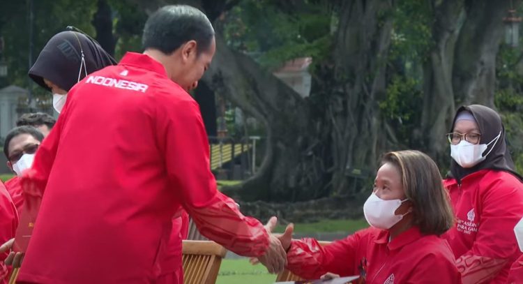 Presiden Jokowi Serahkan Bonus Untuk Atlet Peraih Medali ASEAN Paragames XI 2022