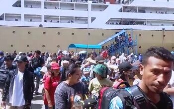 Arus Mudik : Penumpang Padati Pelabuhan Yos Soedarso Ambon